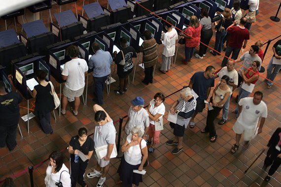 Voters line up for their chance to cast a vote in 2004 in Miami, Florida (Photonica World/Getty Images)