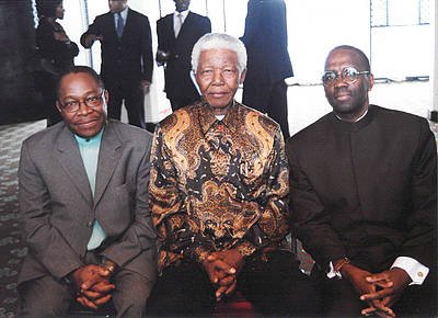 Tade Akin Aina (left) with Nelson Mandela (center) and Willy Mutunga (right), in Nairobi, Kenya, 2005
