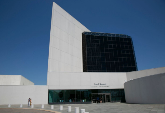 Vartan Gregorian Welcomes New Americans at JFK Library